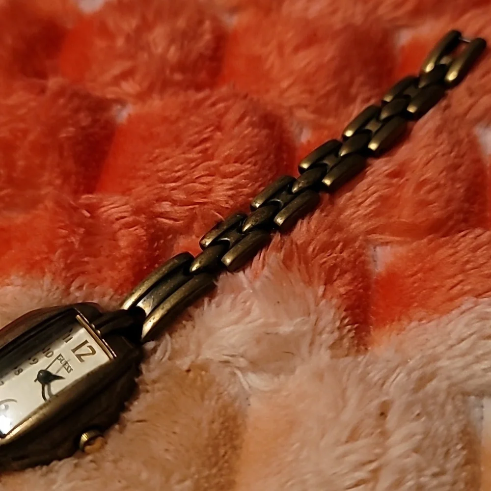 Vintage Guess Watch Womens‎ Bronze Tone Stainless Steel Classic White Dial 1996